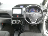 運転席からの視界はこんな感じです☆お気軽にご来店いただき、実際に座って是非お確かめください。ドライバーに寄り添う快適な操作フィールをもたらすステアリングです。