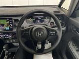 本革巻のステアリングホイールは手触りがよく、見た目もスタイリッシュにして、運転する楽しさを更に大きくします。