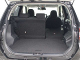 6:4分割可倒式リヤシートの採用により、後席の左右いずれかに乗員を乗せたまま、長尺物などの荷物を積むことができます。