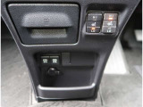 【シートヒーター】寒い日の運転など冷えやすい脚部を快適に温めてくれる。嬉しい機能♪