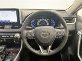 3本スポークステアリング!ステアリングスイッチ付!音量調整やメーター内インフォメーションの操作、全車速追従機能レーダークルーズコントロールの操作などが可能!ステアリングヒーター付!