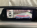 360度モニターは、4つのカメラによる前後左右・俯瞰映像でドライバーからは見えない領域の危険認知をサポート!全周囲の死角を減らし、狭い駐車場や幅寄せ、T字路の進入などの運転の安心感を高めますッ!