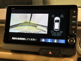 リバースギアに入れるだけで後方の表示へ切り替わります。夜間や雨の日の駐車も楽になりますよ。