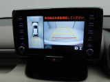 【パノラミックビューモニター】車両を上から見たような映像をディスプレイオーディオ画面に表示。運転席からの目視だけでは見にくい、車両周辺の状況をリアルタイムでしっかり確認できます。