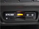 ◆ETC2.0◆進化したドライブ体験。料金収受システムだけだったETCが生まれ変わって、高速道路を賢く使うETC2.0に進化しました。多彩な情報サービスが便利で快適なドライブ体験を提供します。