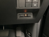 有料道路をキャッシュレスで通行できるETC車載器付きです。運転席足元に設置されています。ETCセットアップ費用は含まれておりません。別途必要となります。