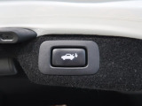 【パワーバックドア】スマートキーや運転席のボタンを押すだけでリアゲートが自動で開閉します!荷物を持っている時や、高い位置にあるバックドアを閉める際に便利な機能です♪