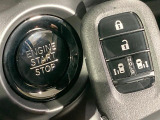 【Hondaスマートキー】カバンやポケットに入れたままでもドアの施錠・解錠が可能なスマートキーを装備。エンジンのオン・オフ時もカギを取り出す必要が無いからとっても便利です♪