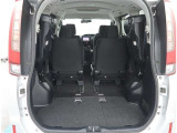 【トランクルーム】荷室の広さも十分です!シートアレンジでシートを畳めば長い荷物だって積めますね。シートアレンジの操作方法など、お気軽にご相談下さい。