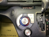 オートエアコンで、毎日のドライブを快適に。温度、風量を自動で調整し、理想的な車内環境を提供します。