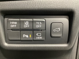 運転席脇のクラスタースイッチ部分にはカメラ切り替えスイッチ、パーキングセンサー、その他走行系スイッチを集中配置しております。
