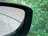 【ブラインドスポットモニタリング】走行中、ドアミラーの死角になりやすい箇所に後続車が接近するとサイドミラー付近に警告を表示、ドライバーに注意喚起をしてくれます。
