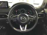 ご覧のようにステアリングスイッチが付いており、ハンドルから手を離さずに簡単なオーディオ操作が容易にできます☆