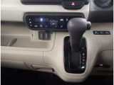 スマートキー付きです。スマートキーとは鍵を車に差し込まなくても、ドアノブを触ったりするだけで、ドアロックを解錠できます。これが凄く便利なんですよ。