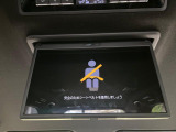 【14型有機ELフリップダウン】三列目からでも迫力のエンタメが観れる大画面フリップダウン。有機ELのモニターでは、一般的なフリップダウンよりも高コントラストでキレイな映像を楽しめます。