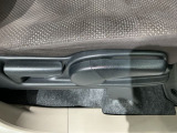 シートハイトアジャスターが付いているので運転姿勢を調整するのに便利ですね。身長に合ったシートポジションは安全運転や疲労軽減にもつながります。