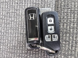 便利なスマートキー付き。キーを取り出さずにドアの施錠・解錠やエンジン始動が可能です。