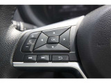 ハンドルから手を離さずにオーディオ機器をコントロールできます。