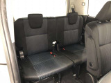サードシートです。荷物が思ったより多くなった時や、大人数のドライブなど様々なシーンで対応が来ます。片方を畳んで荷物を載せたり、シートアレンジも自由自在。