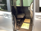 シートをはね上げれば、高さのある荷物も積めます。