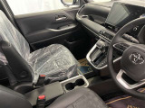 運転席と助手席の間のセンターコンソールにカップホルダー2つあります(^^♪