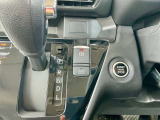オートブレーキホールド付き ブレーキペダルを踏んで停車した際に、ブレーキを保持し続ける機能です。これにより、信号待ちや渋滞時など、ブレーキペダルから足を離しても、車が勝手に動き出すのを防ぎます