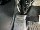パーキングブレーキはフット式なので運転席と助手席の間はすっきり、移動も楽々です。さっと手が届く位置にATセレクトレバーやエアコンスイッチなどがあり操作性に優れています