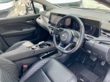 運転席も広々とゆったりしております。アームレストも装備しており快適にドライブしていただけます。
