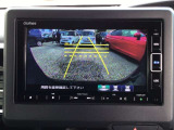 【バックカメラ】運転が苦手な方も車庫入れラクラクです!ギアをリバースに入れれば自動的に切り換わりますので、面倒な操作は不要です♪狭い駐車場もお車を傷つけず安心ですね!