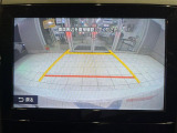 【バックカメラ】駐車時に後方がリアルタイム映像で確認できます。大型商業施設や立体駐車場での駐車時や、夜間のバック時に大活躍!運転スキルに関わらず、今や必須となった装備のひとつです!