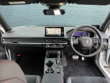 運転席周りです。カップホルダーや小物の収納などは必須ですよね!!使い勝手の良いつくりになっております!!