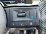 【プロパイロット】高速道路のロングドライブをアシスト。アクセル・ブレーキを制御し前方車との車間距離を保ち、ハンドル操作を制御アシストし走行車線を維持します。
