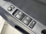 【電動格納ミラー】サイドミラーは電動格納式となっており、狭い駐車場でもキズがつくリスクを抑えられます。