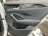 長時間運転でも疲れにくい設計の高品質シートを採用。姿勢が自然に決まり、街乗りから高速道路まで快適なドライブをサポートします。