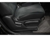 運転席シートリフター装備!シートの上下調整で運転操作の視界を確保できます。