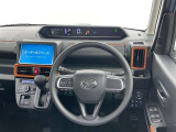 運転席まわりです。 各操作スイッチは使いやすい位置に配置されてます。