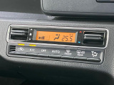 【オートエアコン】一度お好みの温度に設定すれば、車内の温度を検知し風量や温度を自動で調整。暑い&hellip;寒い&hellip;と何度もスイッチ操作をする必要はありません。快適な車内空間には必須の機能ですね♪