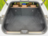 【パワーバックドア】スマートキーや運転席のボタンを押すだけでリアゲートが自動で開閉します!荷物を持っている時や、高い位置にあるバックドアを閉める際に便利な機能です♪