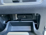 運転席の右下側の小物入れ内にETCがビルトインされています。高速道路では便利ですね!