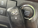 【キーフリーシステム】カバンやポケットに入れたままでもドアの施錠・解錠が可能なスマートキーを装備。エンジンのオン・オフ時もカギを取り出す必要が無いからとっても便利です♪