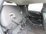 リアシートの座面をはねあげれば、横倒し出来ない背の高い荷物も載せられます。多彩なシートアレンジ!