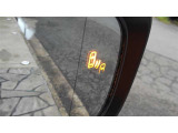 {ブラインドスポットモニター}隣の車線を走る車両をレーダーで検知し、ドアミラーに搭載されたLEDインジケーターが点灯し注意を喚起してくれます。