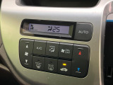 【オートエアコン】一度お好みの温度に設定すれば、車内の温度を検知し風量や温度を自動で調整。暑い&hellip;寒い&hellip;と何度もスイッチ操作をする必要はありません。快適な車内空間には必須の機能ですね♪