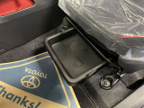 助手席シート下には、小物収納ができるボックスがあります。
