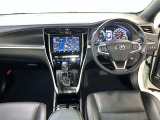 運転席周りのレイアウトをご覧ください。ナビゲーションが綺麗に装着されすっきり収まってますね!
