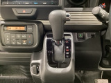 CVT車のセレクトレバーです。低速から高速まで、変速ショックのないスムーズな走りを実現するとともに、エンジン効率のよい領域を維持することで燃費にも貢献します。