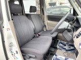運転席まわりには十分なスペースがあり、大柄な方でもゆったり運転していただける環境です。