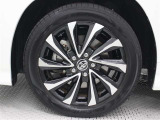 17インチアルミホイール(切削光輝+ブラック塗装)が装着されています。タイヤサイズ205/55R17