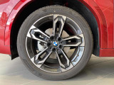 BMWの純正アロイホイールは軽量かつ強度にも優れているホイールで走行性能を引き上げる設計になっております。足元にもBMWは妥協がなくこだわっている個所になります。
