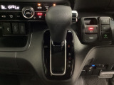 CVT車のセレクトレバーです。低速から高速まで、変速ショックのないスムーズな走りと、エンジン効率のよい領域を維持して燃費にも貢献します。サイドブレーキはスイッチ操作の電子制御パーキングブレーキです。